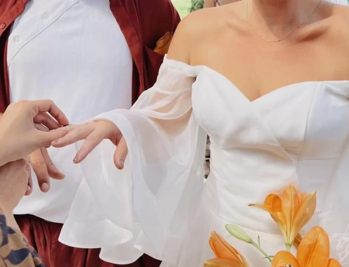 Έλαμπε μέσα στο στράπλες νυφικό της η ηθοποιός - Ρομαντικός γάμος στην Αχαΐα για ζευγάρι της ελληνικής showbiz