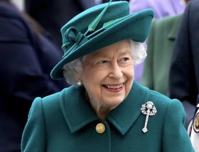 Βασίλισσα Ελισάβετ: Οι 4 καρφίτσες της και ο ιδιαίτερος συμβολισμός τους