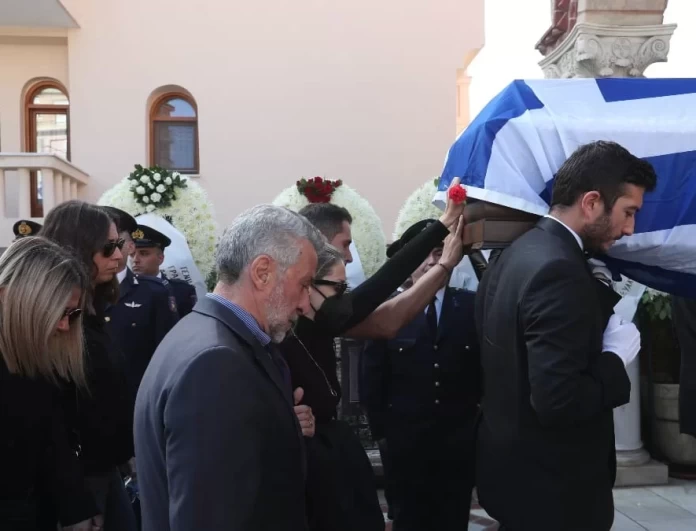 Ανατριχιαστικό βίντεο από την κηδεία του Αλέξανδρου Νικολαϊδη - Η στιγμή που ο πατέρας του μπαίνει στην εκκλησία σπαράζοντας