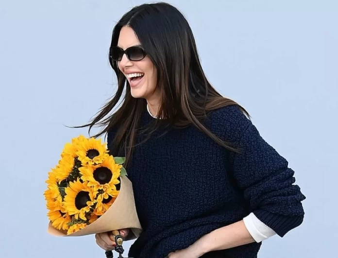 Η Kendall Jenner φόρεσε το μαύρο καλσόν ως παντελόνι - Είναι αυτή η νέα τάση;