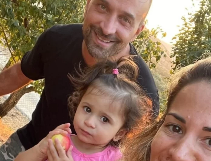 Στόλισαν Γιώργος Λιανός και Κωνσταντίνα Καραλέξη: Η τρυφερή φωτογραφία με την μικρή τους κόρη