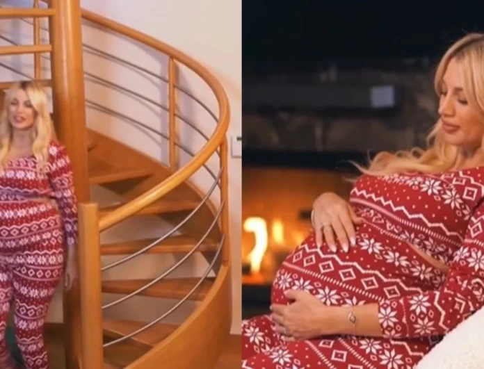 Η Κωνσταντίνα Σπυροπούλου σε Χριστουγεννιάτικη διαφήμιση των Jumbo με ολόσωμη κολλητή φόρμα και φουσκωμένη κοιλίτσα