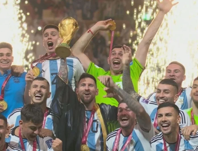 Μουντιάλ 2022: Η Αργεντινή είναι η νικητήρια ομάδα - Οι έξαλλοι πανηγυρισμοί και το φιλί του Μέσι στο τρόπαιο που δεν θα ξεχάσει κανείς