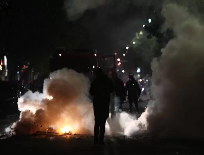 Φωτιές στο Σχιστό Κορυδαλλού από Ρομά - Πετούν αντικείμενα στους αστυνομικούς