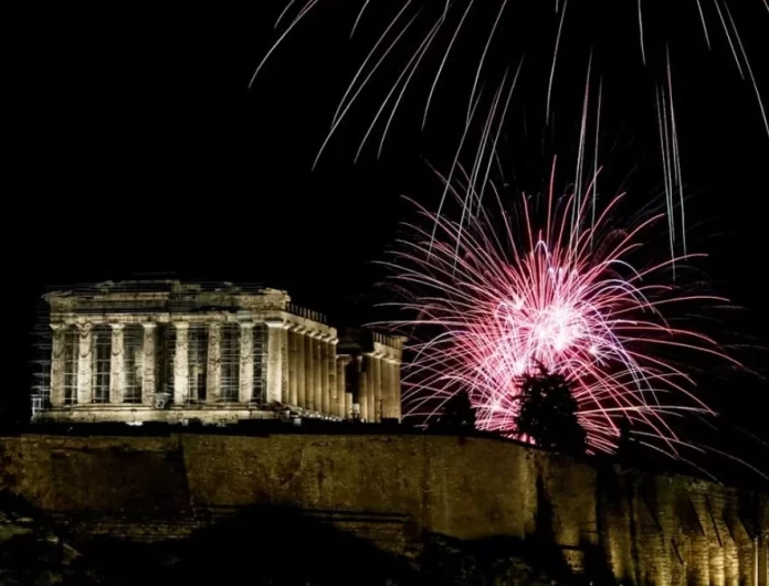 Με ασταμάτητα πυροτεχνήματα μπήκε το 2023 στην Ελλάδα - Το φαντασμαγορικό show στην πλατεία Συντάγματος 
