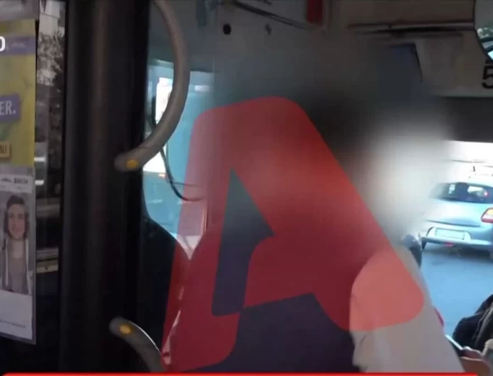 Οδηγός λεωφορείου καταγγέλλεται ότι επέτρεψε σε ανήλικη μαθήτρια να το οδηγήσει - Βίντεο ντοκουμέντο