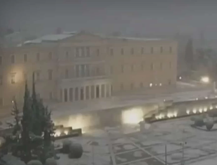 Στα λευκά η Βουλή - Μαγευτικές εικόνες από το χιονισμένο Σύνταγμα