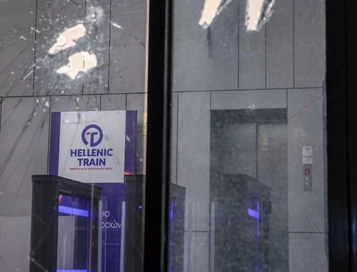 Τέμπη: Επίθεση με πέτρες στα γραφεία της Hellenic Train