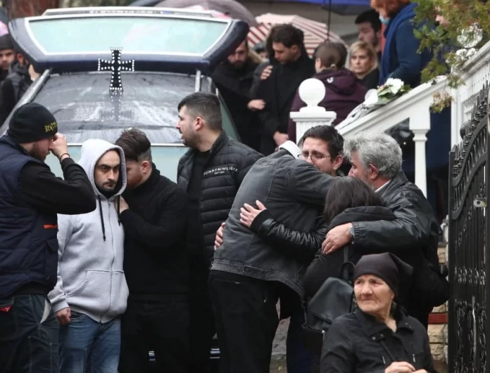 Τραγωδία Τέμπη: Ασύλληπτος θρήνος στην κηδεία της 23χρονης Ιφιγένειας - «Ο αρραβωνιαστικός της...»