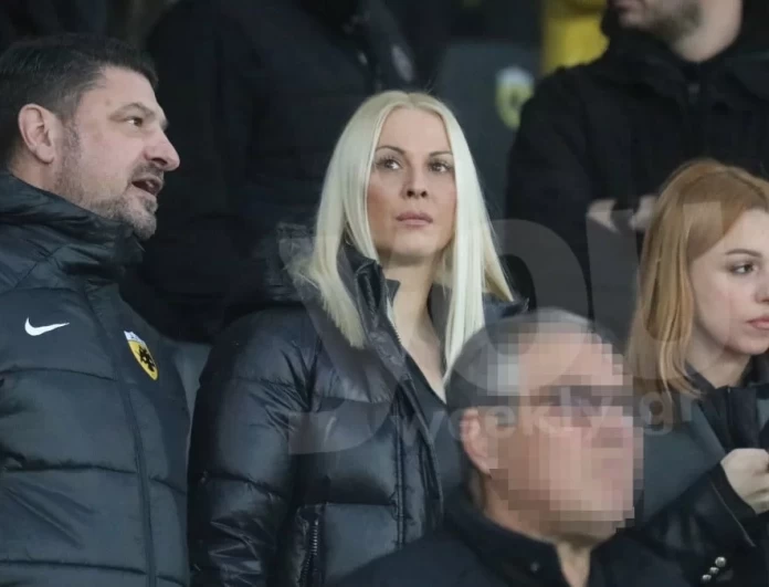 Στο γήπεδο της ΑΕΚ ο Νίκος Χαρδαλιάς - Αποκλειστικές φωτογραφίες με την σύζυγο και τις κόρες του