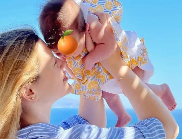 Ξεκίνησαν τις βόλτες στην θάλασσα - Η τρυφερή φωτογραφία της Κωνσταντίνας Κομματά με την 2 ετών κόρη της