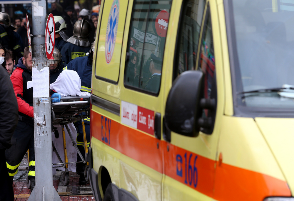 Πυροσβέστες προσπαθούν να σβήσουν φωτιά που εκδηλώθηκε μετά από ισχυρή έκρηξη στο ταχυφαγείο Everest, στην πλατεία Βικτωρίας, στην Αθήνα, Πέμπτη 1 Δεκεμβρίου 2016. Μία νεκρή γυναίκα και πέντε άτομα τραυματίστηκαν, οι οποίοι διακομίστηκαν με ασθενοφόρα σε νοσοκομεία, από την ισχυρή έκρηξη που σημειώθηκε το πρωί σε υπόγειο χώρο ταχυφαγείου στην πλατεία Βικτωρίας, ενώ αμέσως μετά εκδηλώθηκε πυρκαγιά. Η αστυνομία έχει αποκλείσει όλη την περιοχή, ενώ από την ισχυρή έκρηξη έχουν προκληθεί ζημιές σε διπλανά καταστήματα και σπίτια που βρίσκονται στην περιοχή, καθώς και σε σταθμευμένα αυτοκίνητα και μοτοσικλέτες. ΑΠΕ-ΜΠΕ/ΑΠΕ-ΜΠΕ/Παντελής Σαίτας