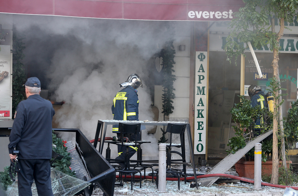 Πυροσβέστες προσπαθούν να σβήσουν φωτιά που εκδηλώθηκε μετά από ισχυρή έκρηξη στο ταχυφαγείο Everest, στην πλατεία Βικτωρίας, στην Αθήνα, Πέμπτη 1 Δεκεμβρίου 2016. Μία νεκρή γυναίκα και πέντε άτομα τραυματίστηκαν, οι οποίοι διακομίστηκαν με ασθενοφόρα σε νοσοκομεία, από την ισχυρή έκρηξη που σημειώθηκε το πρωί σε υπόγειο χώρο ταχυφαγείου στην πλατεία Βικτωρίας, ενώ αμέσως μετά εκδηλώθηκε πυρκαγιά. Η αστυνομία έχει αποκλείσει όλη την περιοχή, ενώ από την ισχυρή έκρηξη έχουν προκληθεί ζημιές σε διπλανά καταστήματα και σπίτια που βρίσκονται στην περιοχή, καθώς και σε σταθμευμένα αυτοκίνητα και μοτοσικλέτες. ΑΠΕ-ΜΠΕ/ΑΠΕ-ΜΠΕ/Παντελής Σαίτας