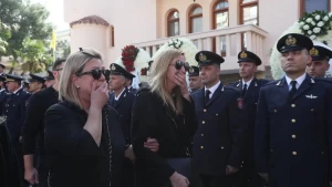 Τυλιγμένο με την Ελληνική σημαία το φέρετρο του Αλέξανδρου Νικολαΐδη - Τραγική φιγούρα στην κηδεία η σύζυγός του