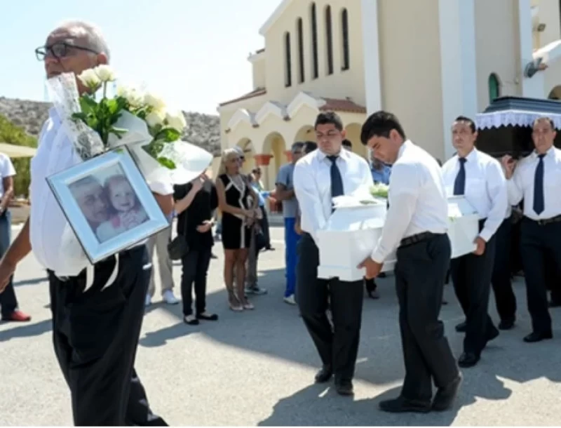 Αίγινα: Σπαραγμός στην κηδεία του 44χρονου και της 5χρονης κόρης του! Τραγική φιγούρα η μητέρα