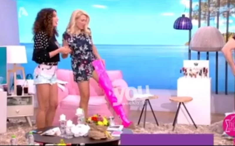 Η Κωνσταντίνα Σπυροπούλου μεταμφιέζεται σε Κατερίνα Στικούδη! Φοράει τις μπότες της και τρελαίνει τους τηλεθεατές! (Βίντεο)