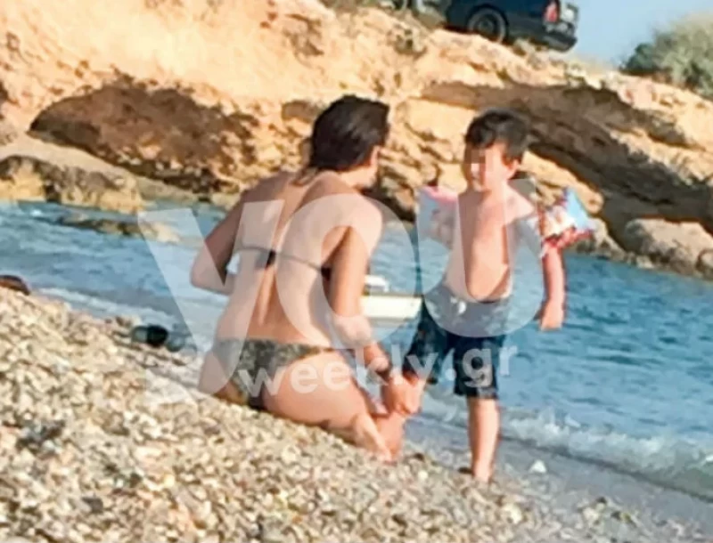Αποκλειστικές φωτογραφίες! Τα παιχνίδια της Ειρήνης Κολιδά με τον γιο της στην παραλία! Η πιο τρυφερή μανούλα...