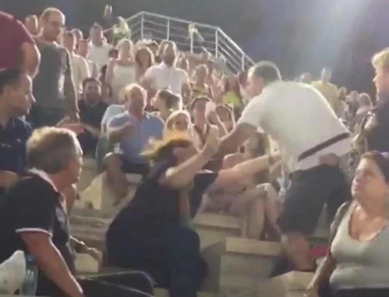 Τραγικό: Άνδρας χαστουκίζει την γυναίκα του στη συναυλία στο Παναθηναϊκό Στάδιο! Βίντεο - σοκ...