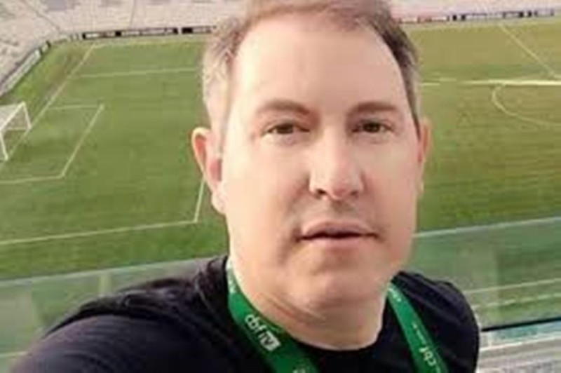 Γνωστός δημοσιογράφος επέζησε από αεροπορική τραγωδία και πέθανε στο γήπεδο!