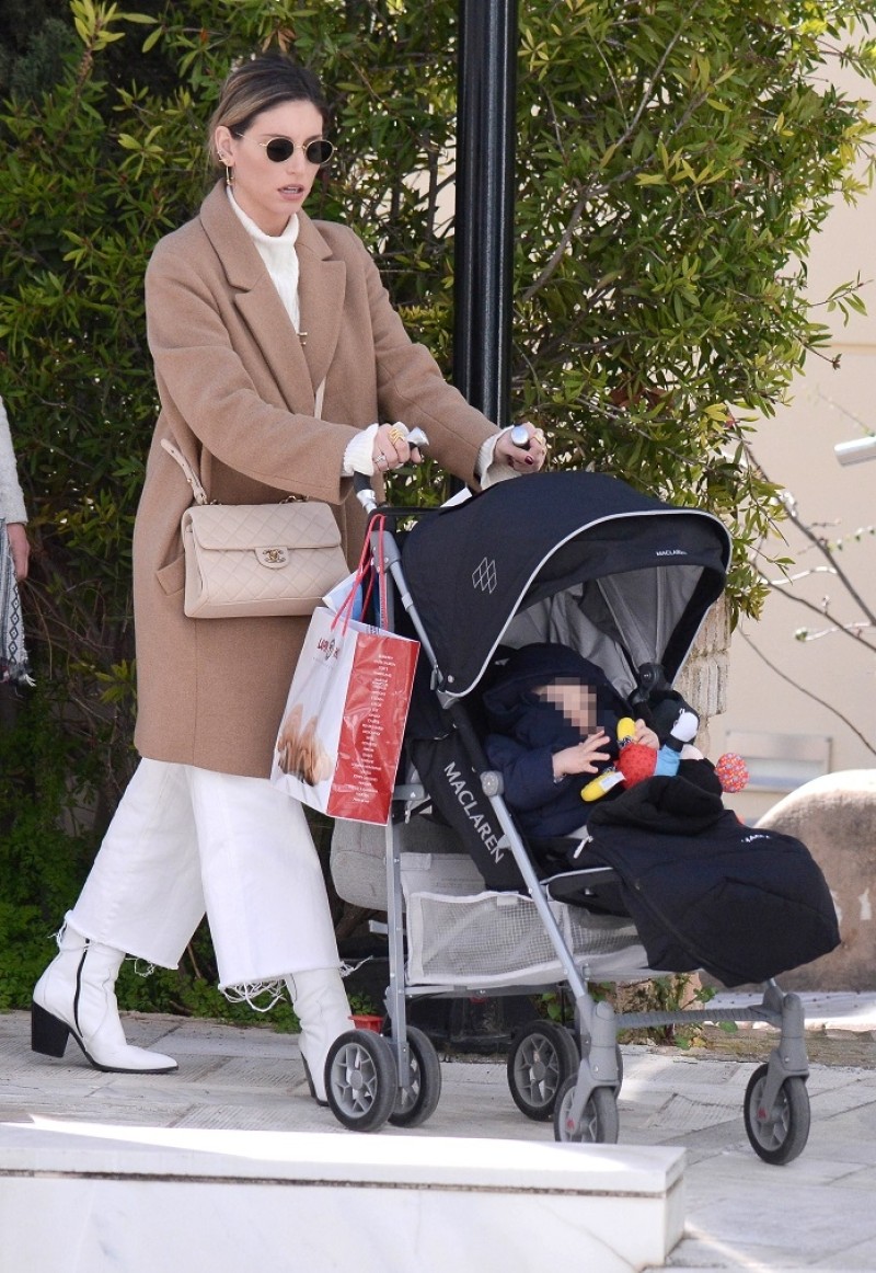 Αθηνά Οικονομάκου: Με τσάντα 1.600 ευρώ και το μωράκι της βόλτα στην Κηφισιά! Αποκλειστικές φωτογραφίες...