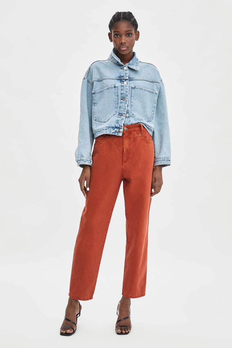 Αυτή είναι η νέα συλλογή των Zara με τα πιο ανατρεπτικά χρώματα στα τζιν