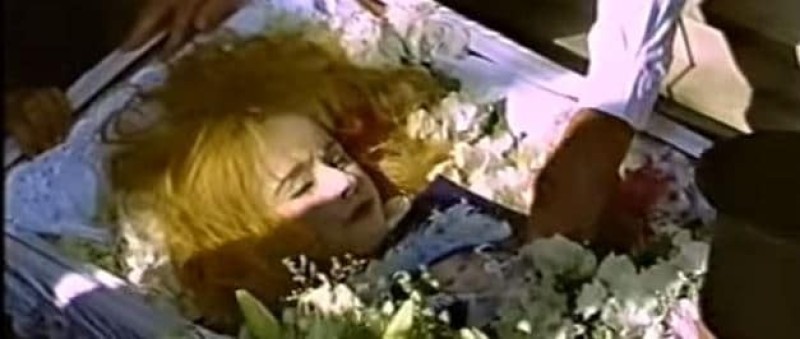 Η νεκρή Αλίκη Βουγιουκλάκη μέσα στο φέρετρο