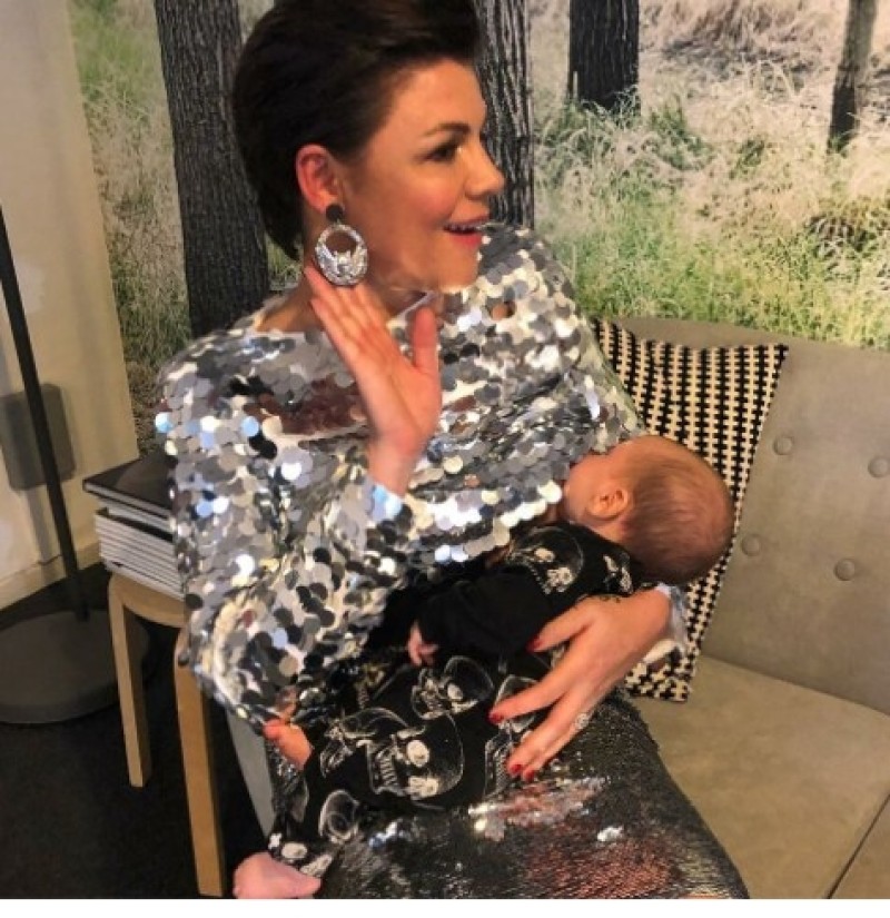 Πασίγνωστη celebrity θηλάζει το μωρό στη δουλειά της!
