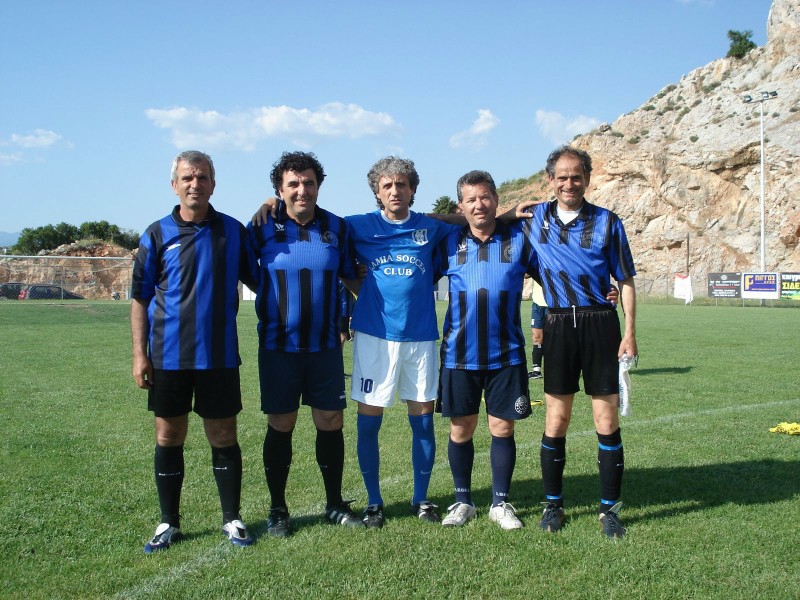 Ο Τάκης Σιλβερίστας με άλλους ποδοσφαιριστές