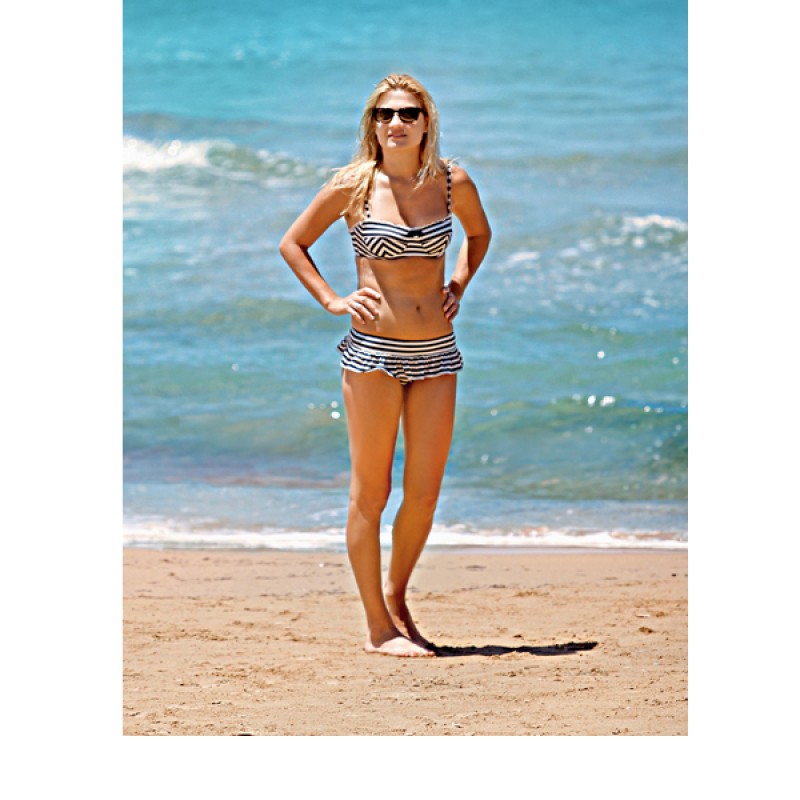 Καλοκαιρινές φωτογραφίες με μαγιό της παρουσιάστριας Φαίης Σκορδά στην παραλία