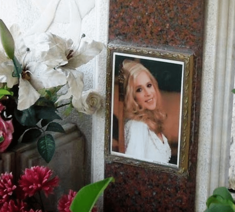 Αλίκη Βουγιουκλάκη: 'Βουλιάζει' ο τάφος της ηθοποιού! Εικόνες ντροπής...