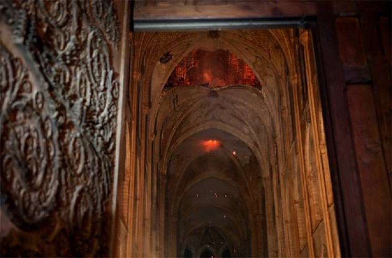 Παναγιά των Παρισίων: Οι πρώτες τραγικές φωτογραφίες μέσα από το ναό της Νοτρ Νταμ!