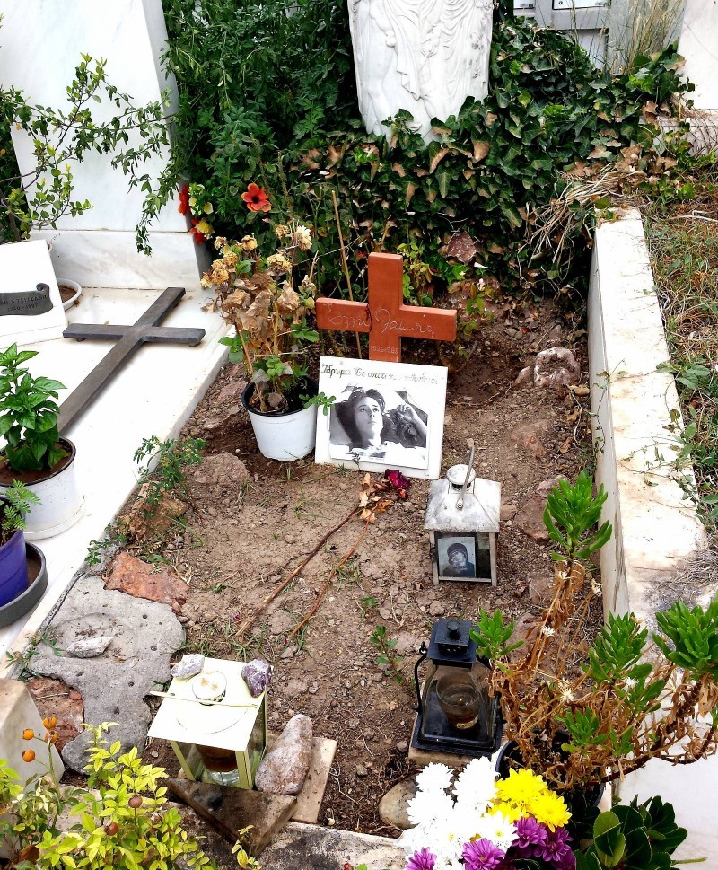 Αλίκη Βουγιουκλάκη: 'Βουλιάζει' ο τάφος της ηθοποιού! Εικόνες ντροπής...