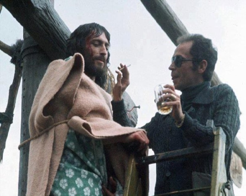 Ιησούς από τη Ναζαρέτ: Η φωτογραφία με τον ηθοποιό πάνω στο Σταυρό με κονιάκ και τσιγάρο!
