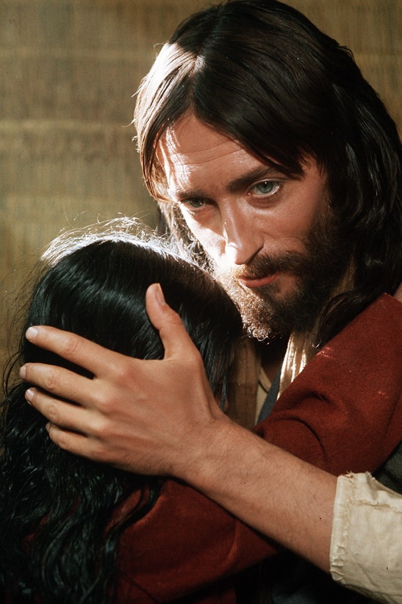Ο Ρόμπερτ Πάουελ σε σκηνή από την ταινία ο Ιησούς από τη Ναζαρέτ