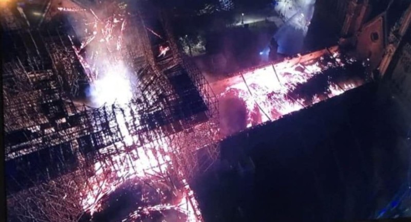  Συγκλονιστικές εικόνες από drone την στιγμή που καίγεται η Παναγία των Παρισίων