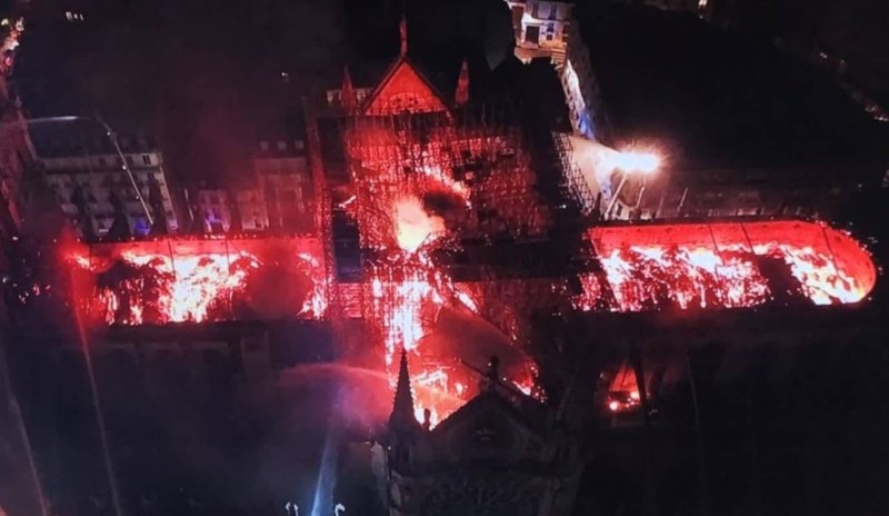  Συγκλονιστικές εικόνες από drone την στιγμή που καίγεται η Παναγία των Παρισίων