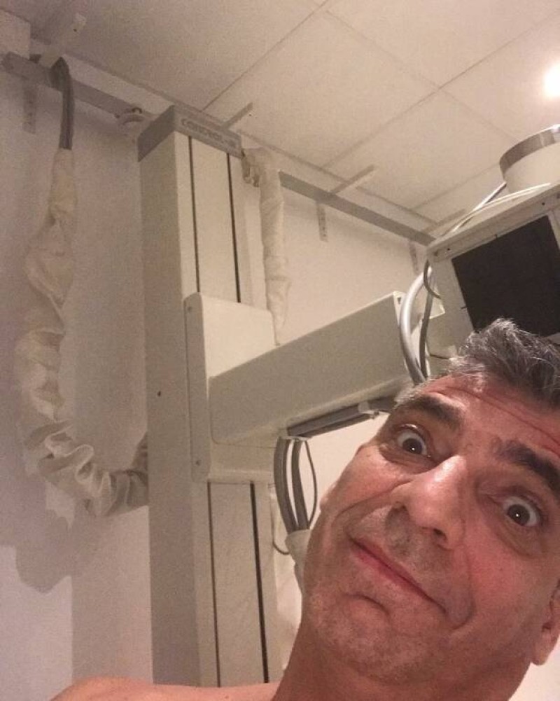 Η φωτογραφία που ανέβασε ο παρουσιαστής Γιάννης Σερβετάς μέσα από το νοσοκομείο