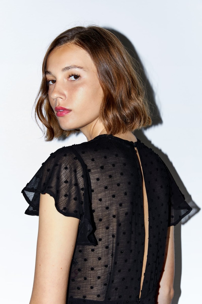 Zara: Αυτή η ολόσωμη φόρμα με τα ανάγλυφα πουά και την διαφάνεια 