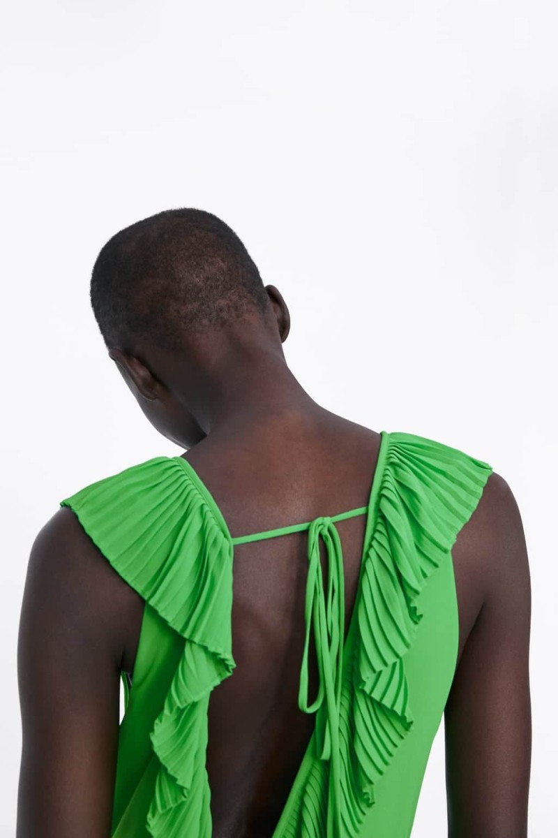 Zara: Το πλισέ φόρεμα με το αβυσσαλέο ντεκολτέ 