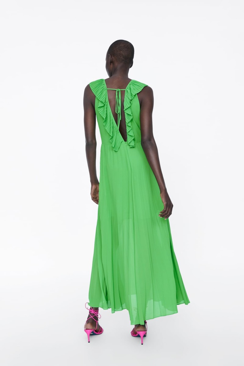Zara: Το πλισέ φόρεμα με το αβυσσαλέο ντεκολτέ 