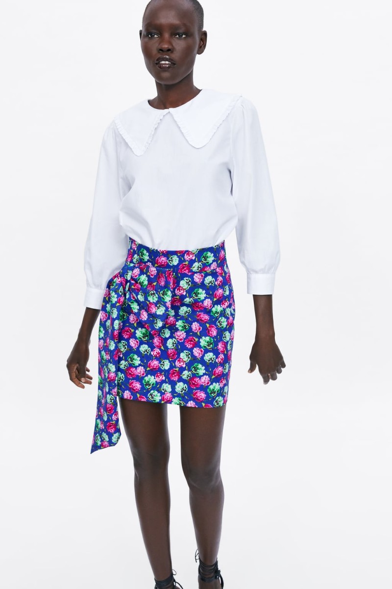  Zara: H φούστα με τον φιόγκο από τη νέα συλλογή στα καταστήματα