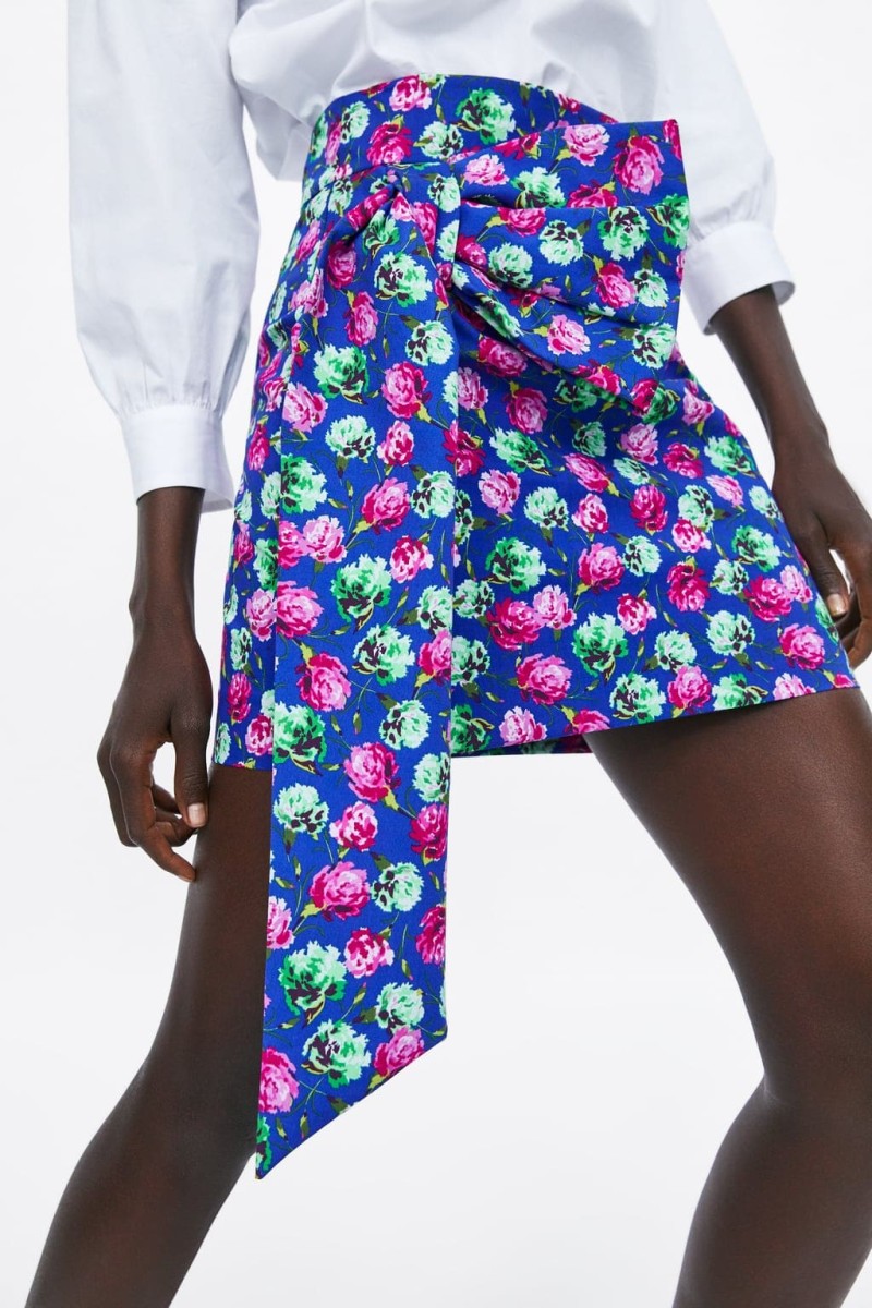  Zara: H φούστα με τον φιόγκο από τη νέα συλλογή στα καταστήματα