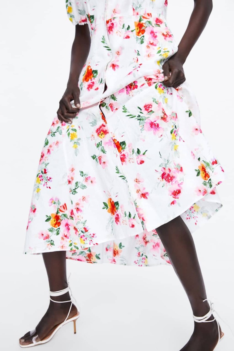 Το Zara floral φόρεμα από τη νέα συλλογή δεν θα θες να το αποχωριστείς αυτό το Σαββατοκύριακο!