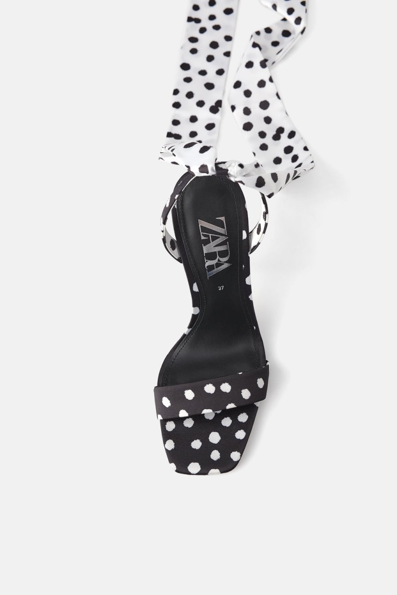 Zara: Το απόλυτο πουά ή αλλιώς polka dot πέδιλο στα καταστήματα