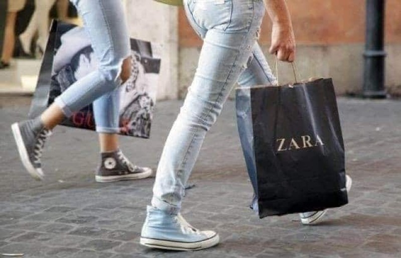 κατάστημα Zara για αγορές ρούχων και αξεσουάρ