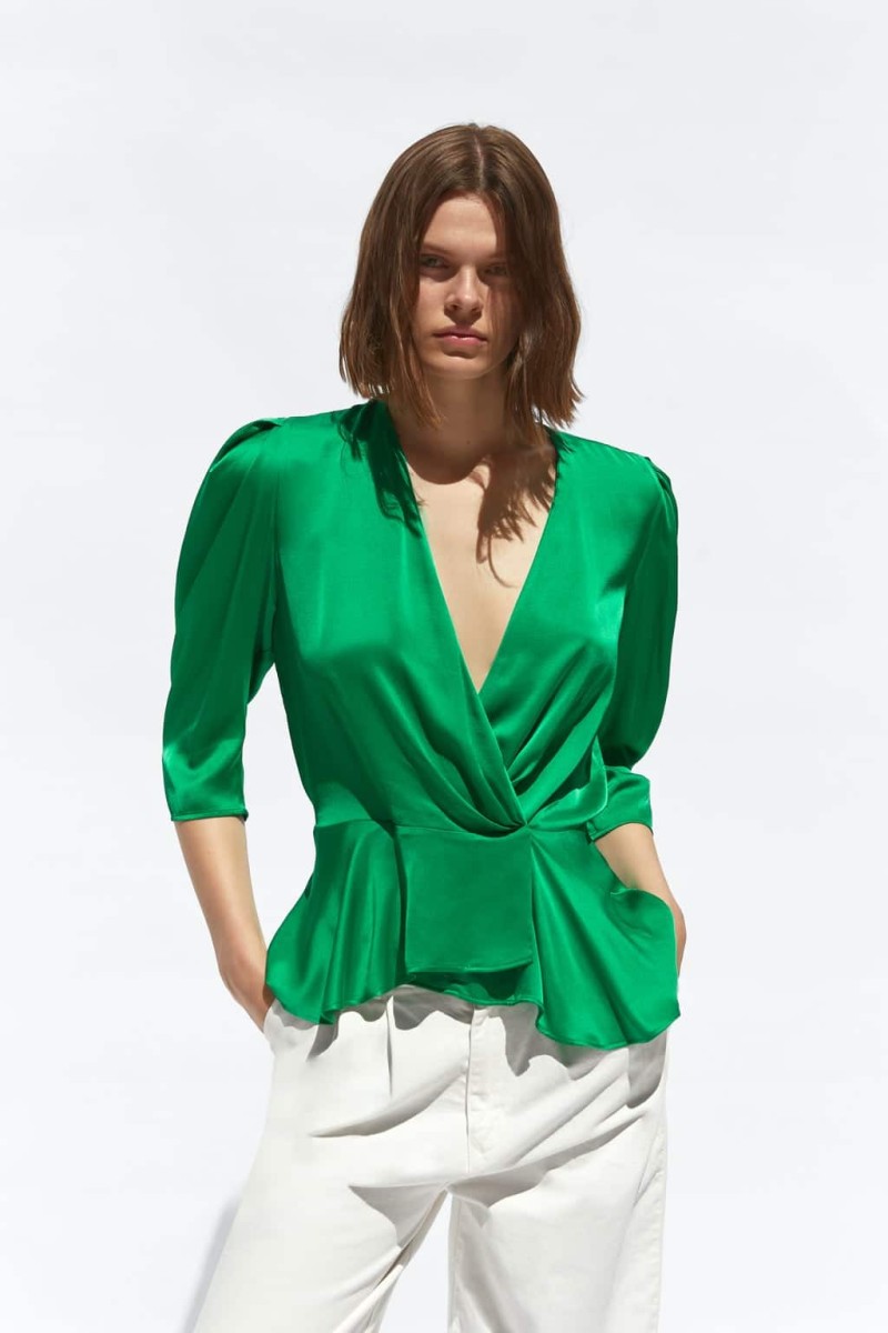 Zara: Το υπέρκομψο κρουαζέ σατέν πουκάμισο