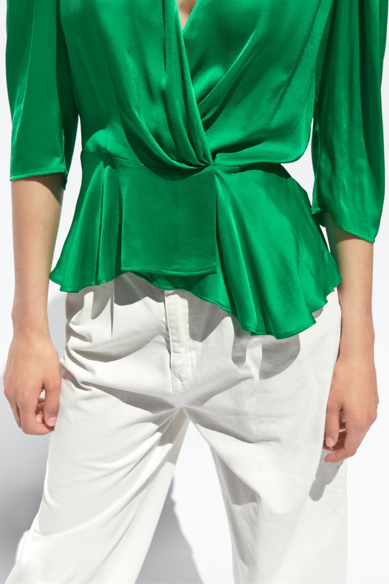 Zara: Το υπέρκομψο κρουαζέ σατέν πουκάμισο