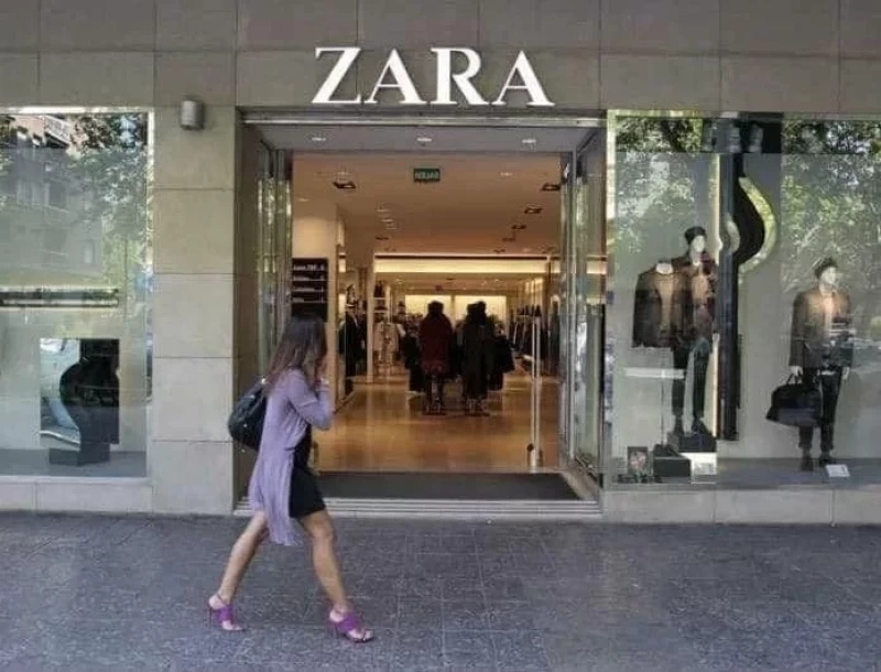 Zara: Το πιο αστραφτερό μπλέιζερ φόρεμα θα γίνει η απόλυτη εξάρτηση για το Σαββατοκύριακο!