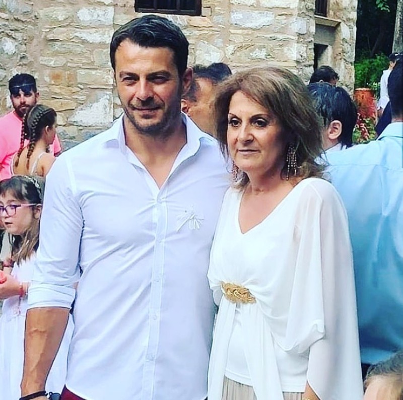 Ο Γιώργος Αγγελόπουλος, με αφορμή την γιορτή της μητέρας, μας συστήνει την κούκλα μαμά του! 