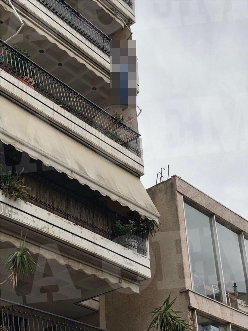 Αυτοκτονία Καλογρέζα: Φωτογραφία γροθιά στο στομάχι από τον κρεμασμένο άντρα στο μπαλκόνι!
